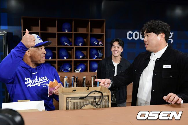[OSEN=고척돔, 지형준 기자] 20일 오후 서울 고척스카이돔에서‘MLB 월드투어 서울 시리즈’LA 다저스와 샌디에이고 파드리스의 경기가 열렸다. 다저스 데이브 로버츠 감독이 한화 류현진에게 선물 받은 빵을 먹고 엄지를 올리고 있다. 2024.03.20 /jpnews@osen.co.kr