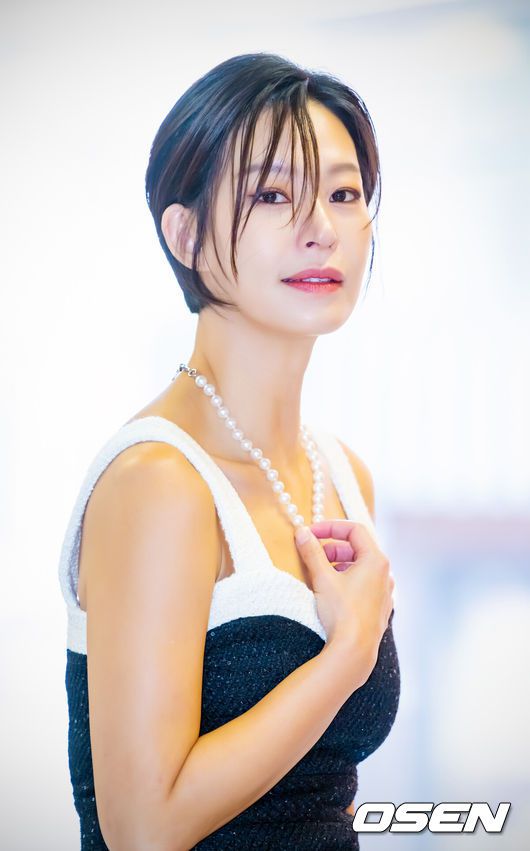 [OSEN=민경훈 기자] 티빙 오리지널 시리즈 '피라미드 게임'에서 백연여고 이사장이자 백하린(장다아 분)의 엄마인 최이화 역을 연기한 정애연이 최근 서울 마포구의 한 카페에서 인터뷰를 가졌다.배우 정애연이 카메라 앞에서 포즈를 취하고 있다. 2024.03.21 / rumi@osen.co.kr