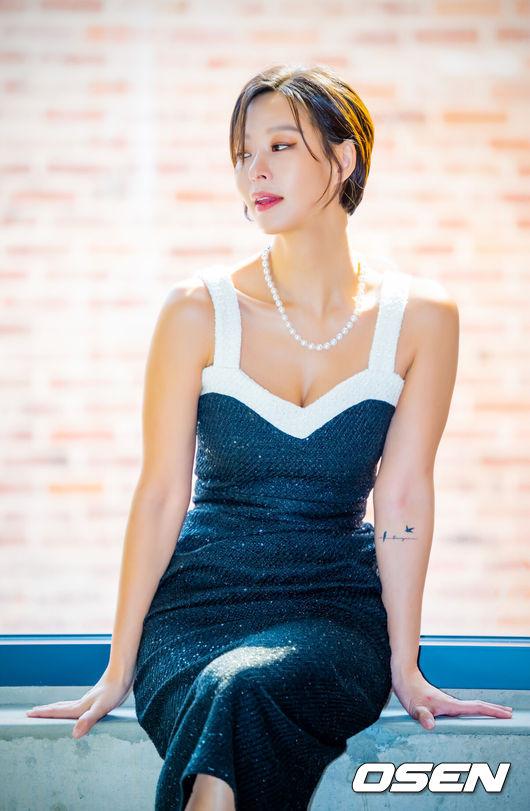 [OSEN=민경훈 기자] 티빙 오리지널 시리즈 '피라미드 게임'에서 백연여고 이사장이자 백하린(장다아 분)의 엄마인 최이화 역을 연기한 정애연이 최근 서울 마포구의 한 카페에서 인터뷰를 가졌다.배우 정애연이 카메라 앞에서 포즈를 취하고 있다. 2024.03.21 / rumi@osen.co.kr