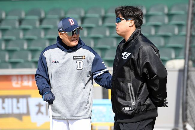 두산 이승엽 감독과 한화 류현진이 18일 대전 한화생명이글스파크에서 만나 이야기를 나누고 있다. /한화 이글스 제공