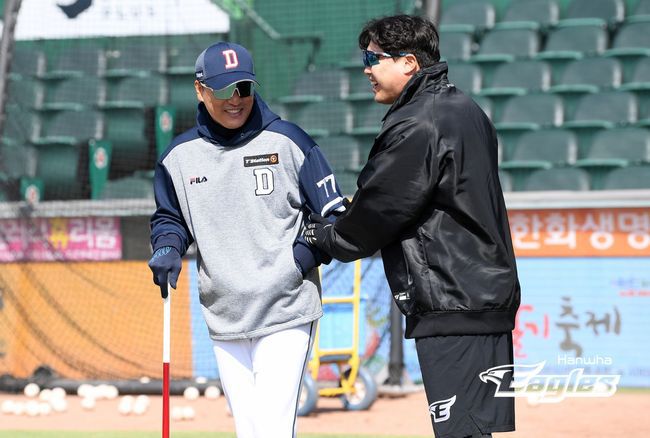 두산 이승엽 감독과 한화 류현진이 18일 대전 한화생명이글스파크에서 만나 이야기를 나누고 있다. /한화 이글스 제공