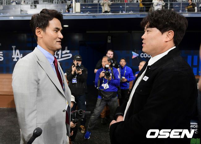 [OSEN=고척돔, 지형준 기자] 20일 오후 서울 고척스카이돔에서‘MLB 월드투어 서울 시리즈’LA 다저스와 샌디에이고 파드리스의 경기가 열렸다. 박찬호와 한화 류현진이 인사를 나누고 있다. 2024.03.20 /jpnews@osen.co.kr