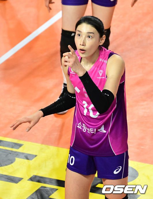 [OSEN=지형준 기자] 1일 오후 인천삼산월드체육관에서 도드람 2023-2024 V리그 여자부 흥국생명과 한국도로공사의 경기가 열렸다.4세트 흥국생명 김연경이 비디오 판독 결과 넷터치 판정에 아쉬워하고 있다. 2024.03.01 /jpnews@osen.co.kr