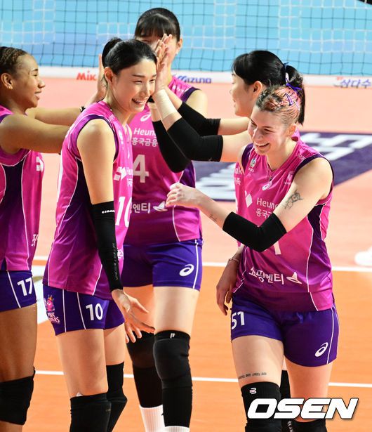[OSEN=지형준 기자]4세트 흥국생명 윌로우가 서브 득점을 올리고 김연경과 기뻐하고 있다. 2024.03.01 /jpnews@osen.co.kr
