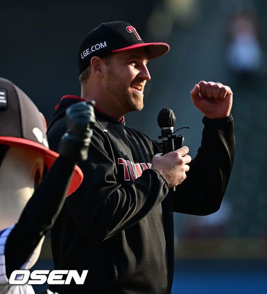 [OSEN=잠실, 지형준 기자] 디펜딩 챔피언 LG 트윈스가 12년 만에 KBO리그에 복귀한 류현진을 무너뜨리고 승리를 거뒀다.LG는 23일 서울 잠실구장에서 열린 2024시즌 KBO리그 개막전에서 한화에 6-2로 승리했다.LG는 시즌 첫 번째 선발 전원 안타를 기록했다.경기를 마치고 LG 엔스가 하어로 인터뷰를 하고 있다. 2024.03.23 /jpnews@osen.co.kr