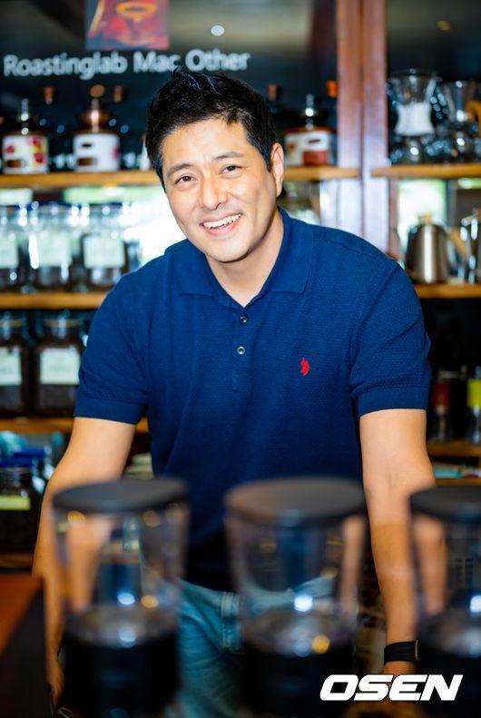 [OSEN=민경훈 기자] KBS 2TV 대하사극 '고려 거란 전쟁'에서 거란의 황제 '야율융서' 역을 연기한 배우 김혁이 최근 경기 고양시의 한 카페에서 인터뷰를 가졌다.배우 김혁이 카메라 앞에서 포즈를 취하고 있다. 2024.03.24 / rumi@osen.co.kr