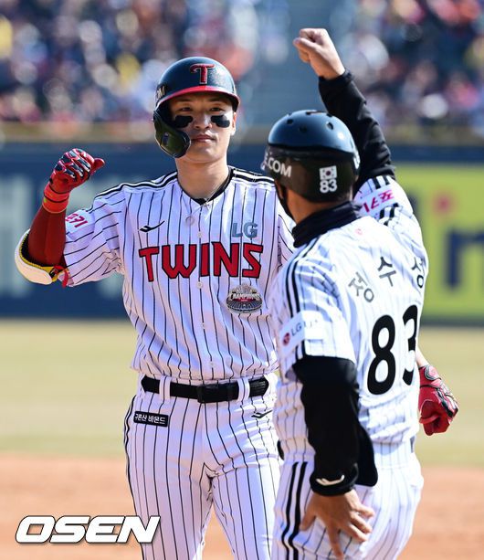 [OSEN=지형준 기자]] 23일 오후 서울 잠실야구장에서 ‘2024 신한 SOL Bank KBO리그’ LG 트윈스와 한화 이글스의 공식 개막전 경기가 열렸다.4회말 2사 1,3루에서 LG 박해민이 1타점 적시타를 날리며 기뻐하고 있다. 2024.03.23 /jpnews@osen.co.kr