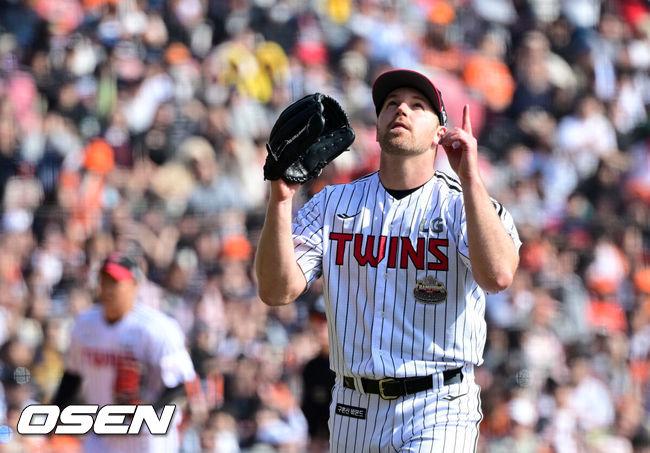 [OSEN=지형준 기자]] 23일 오후 서울 잠실야구장에서 ‘2024 신한 SOL Bank KBO리그’ LG 트윈스와 한화 이글스의 공식 개막전 경기가 열렸다.4회초 LG 엔스가 만루 위기를 넘기며 세리머니를 하고 있다. 2024.03.23 /jpnews@osen.co.kr