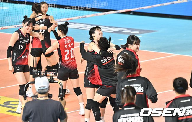 [OSEN=대전, 조은정 기자]정관장이 24일 대전 충무체육관에서 열린 도드람 2023~2024시즌 V리그 여자부 플레이오프 2차전에서 흥국생명에 세트스코어 3대1(25-19. 25-23. 20-25, 25-) 승리를 거뒀다.정관장이 승리를 기뻐하고 있다. 2024.03.24 / cej@osen.co.kr