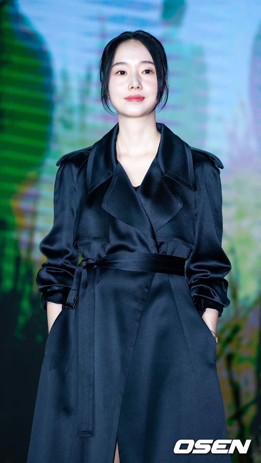 [OSEN=민경훈 기자] 넷플릭스 오리지널 시리즈 '기생수: 더 그레이' 제작발표회가 26일 오후 서울 용산구 서울드래곤시티 그랜드볼룸에서 열렸다. 배우 이정현이 포즈를 취하고 있다. 2024.03.26 / rumi@osen.co.kr