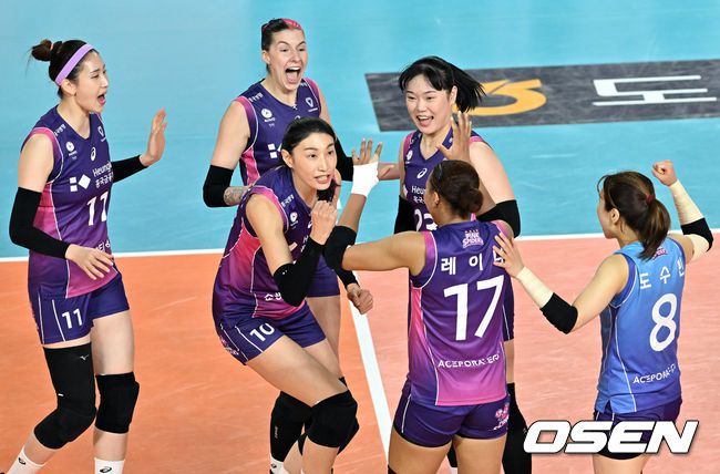 [OSEN=대전, 조은정 기자]1세트 흥국생명이 득점에 기뻐하고 있다. 2024.03.24 / cej@osen.co.kr