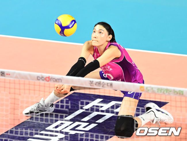 [OSEN=인천, 김성락 기자] 26일 오후 인천 부평구 인천삼산월드체육관에서 ‘도드람 2023~2024 V-리그’ 플레이오프 3차전 흥국생명과 정관장의 경기가 열렸다.1세트 흥국생명 김연경이 리시브를 하고 있다. 2024.03.26 / ksl0919@osen.co.kr