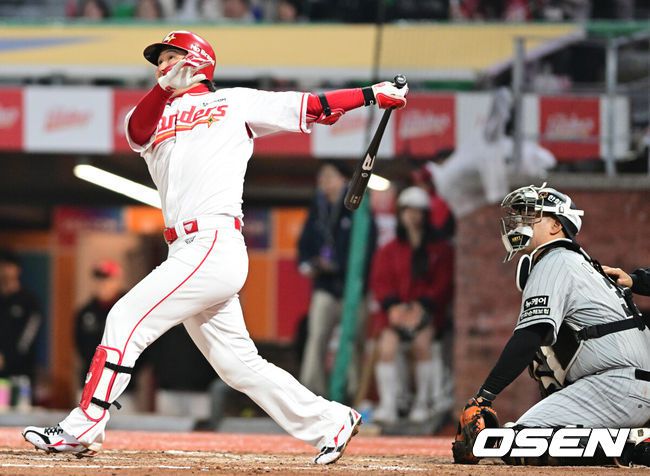 [OSEN=인천, 최규한 기자] 28일 오후 인천 SSG랜더스필드에서 ‘2024 신한 SOL Bank KBO리그’ SSG 랜더스와 한화 이글스의 경기가 열렸다.7회말 1사 1, 2루 상황 SSG 최정이 추격의 좌월 스리런포를 날리고 있다. 2024.03.28 / dreamer@osen.co.kr