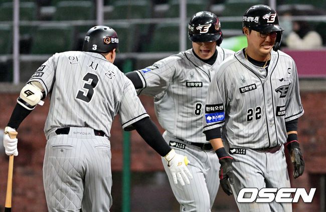 [OSEN=인천, 최규한 기자] 28일 오후 인천 SSG랜더스필드에서 ‘2024 신한 SOL Bank KBO리그’ SSG 랜더스와 한화 이글스의 경기가 열렸다.3회초 2사 1루 상황 한화 노시환이 선제 좌월 투런포를 날리고 홈을 밟은 뒤 안치홍-채은성과 기뻐하고 있다. 2024.03.28 / dreamer@osen.co.kr