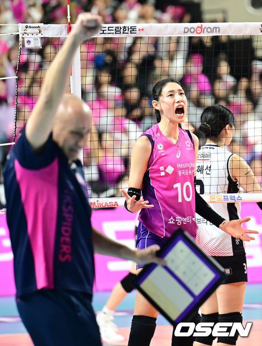 [OSEN=인천, 김성락 기자] 26일 오후 인천 부평구 인천삼산월드체육관에서 ‘도드람 2023~2024 V-리그’ 플레이오프 3차전 흥국생명과 정관장의 경기가 열렸다.2세트 흥국생명 김연경이 득점에 포효하고 있다. 2024.03.26 / ksl0919@osen.co.kr