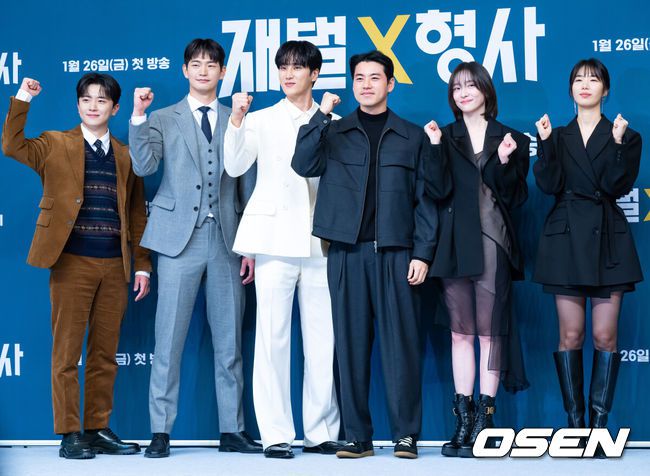 [OSEN=민경훈 기자] 23일 오후 서울 목동 SBS에서 새 금토드라마 ‘재벌X형사’ 제작발표회가 열렸다.김재홍 감독과 배우 안보현, 박지현, 강상준, 김신비, 정가희가 제작발표회에 참석해 포토타임을 하고 있다. 2024.01.23 / rumi@osen.co.kr