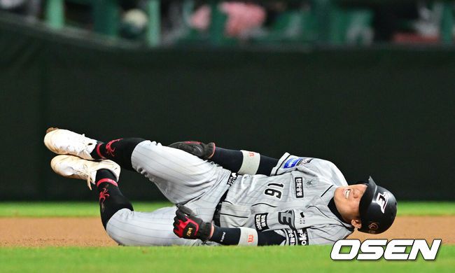 [OSEN=인천, 최규한 기자] 28일 오후 인천 SSG랜더스필드에서 ‘2024 신한 SOL Bank KBO리그’ SSG 랜더스와 한화 이글스의 경기가 열렸다.9회초 2사 만루 상황 한화 페라자의 직선타에 맞은 1루 주자 하주석이 고통스러워하고 있다. 2024.03.28 / dreamer@osen.co.kr