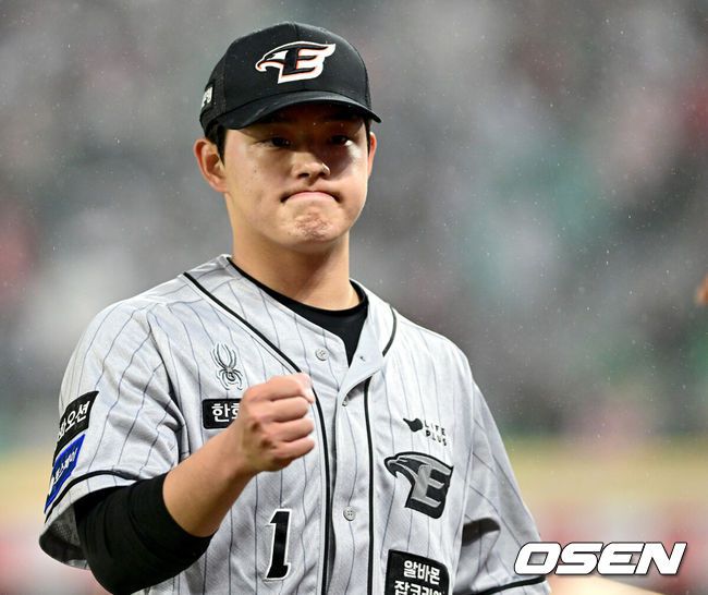 [OSEN=인천, 최규한 기자] 28일 오후 인천 SSG랜더스필드에서 ‘2024 신한 SOL Bank KBO리그’ SSG 랜더스와 한화 이글스의 경기가 열렸다.2회말 2사 3루 상황 SSG 전의산을 삼진으로 이끌며 실점없이 이닝을 막아낸 한화 선발 문동주가 더그아웃으로 향하며 동료들과 인사를 나누고 있다. 2024.03.28 / dreamer@osen.co.kr