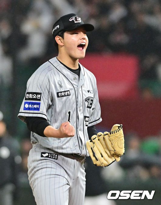 [OSEN=인천, 최규한 기자] 28일 오후 인천 SSG랜더스필드에서 ‘2024 신한 SOL Bank KBO리그’ SSG 랜더스와 한화 이글스의 경기가 열렸다.2회말 2사 3루 상황 SSG 전의산을 삼진으로 이끌며 실점없이 이닝을 막아낸 한화 선발 문동주가 포효하고 있다. 2024.03.28 / dreamer@osen.co.kr