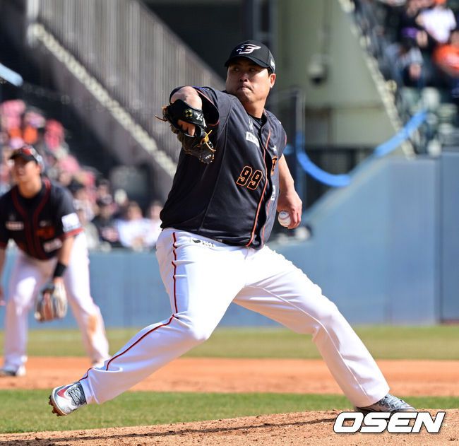 [OSEN=지형준 기자]] 23일 오후 서울 잠실야구장에서 ‘2024 신한 SOL Bank KBO리그’ LG 트윈스와 한화 이글스의 공식 개막전 경기가 열렸다.4회말 한화 류현진이 역투하고 있다. 2024.03.23 /jpnews@osen.co.kr