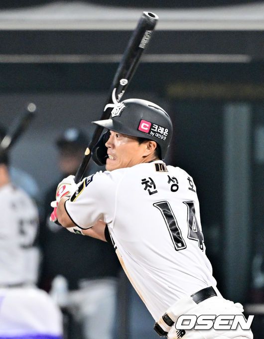 [OSEN=수원, 조은정 기자]28일 오후 수원KT위즈파크에서 ‘2024 신한 SOL Bank KBO리그’ KT 위즈와 두산 베어스의 경기가 열렸다.6회말 KT 선두타자 천성호가 안타를 날리고 있다. 2024.03.28 / cej@osen.co.kr