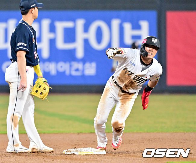 [OSEN=수원, 조은정 기자]28일 오후 수원KT위즈파크에서 ‘2024 신한 SOL Bank KBO리그’ KT 위즈와 두산 베어스의 경기가 열렸다.6회말 무사 1루 두산 2루수 강승호가 KT 로하스 땅볼에 포구실책을 범했다. 이를 틈타 3루까지 내달리는 천성호. 2024.03.28 / cej@osen.co.kr