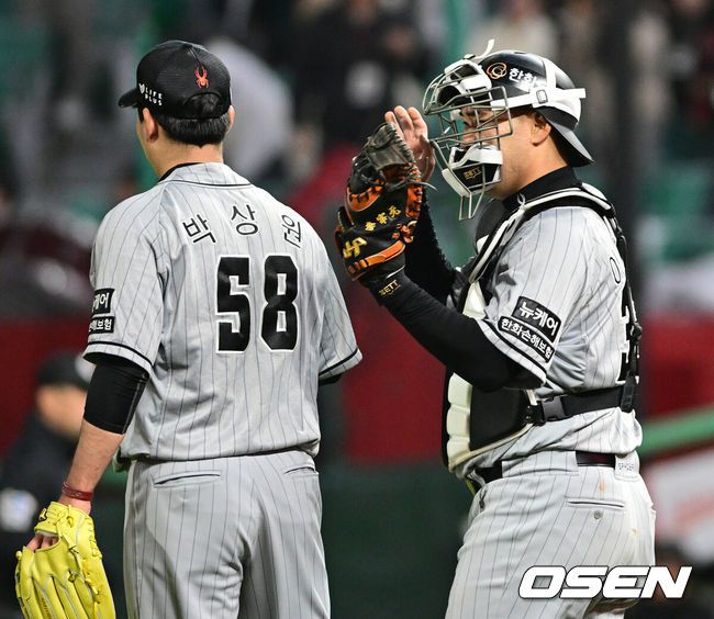 [OSEN=인천, 최규한 기자] 프로야구 한화 이글스가 파죽의 4연승을 내달렸다. 18년 만에 인천에서 SSG 랜더스 상대로 스윕에 성공했다.한화는 28일 인천SSG랜더스필드에서 열린 2024시즌 KBO리그 SSG와 주중 3연전 마지막 경기에서 타격전 끝에 10-6로 승리했다. 한화는 인천 SSG 3연전 싹쓸이에 성공했다. 앞서 한화는 26일 6-0 영봉승을 거뒀고, 27일 3-1로 승리했다.경기를 마무리지은 한화 투수 박상원과 포수 이재원이 인사를 나누고 있다. 2024.03.28 / dreamer@osen.co.kr