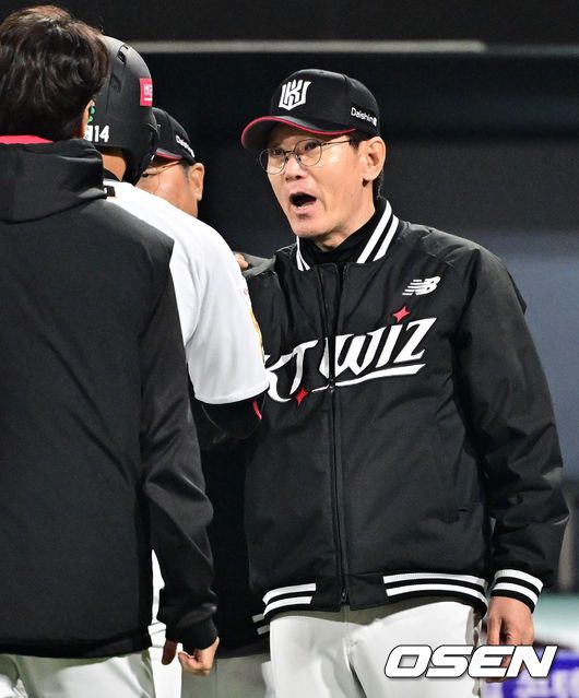 [OSEN=수원, 조은정 기자]경기 종료 후 KT 이강철 감독이 천성호와 하이파이브를 하고 있다. 2024.03.28 /