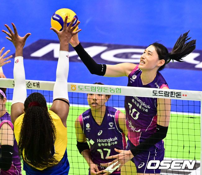 [OSEN=수원, 조은정 기자]2세트 흥국생명 김연경이 공격을 시도하고 있다. 2024.03.30/ cej@osen.co.kr
