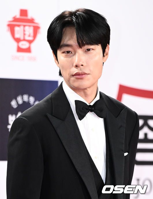 [OSEN=박준형 기자]배우 한소희가 입술을 만지고 있다.  2023.12.19 / soul1014@osen.co.kr