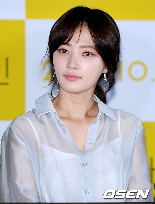 [OSEN=김성락 기자] 15일 오후 서울 구로구 라마다서울신도림호텔에서 지니TV 오리지널 새 월화드라마 ‘오! 영심이’ 제작발표회가 열렸다. 배우 송하윤이 취재진을 향해 포즈를 취하고 있다. 2023.05.15 /ksl0919@osen.co.kr