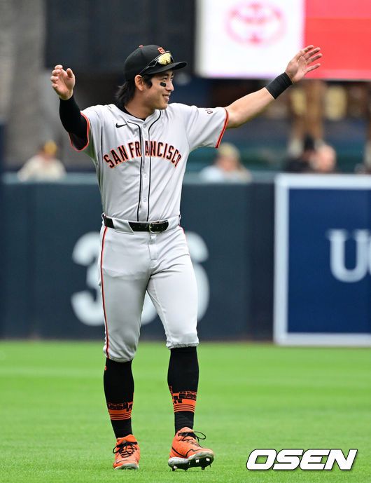 [OSEN=펫코파크(샌디에이고 미국 캘리포니아주), 지형준 기자] 샌디에이고 파드리스 김하성(29)이 시즌 첫 홈런을 터뜨렸다.김하성은 1일(한국시간) 미국 캘리포니아주 샌디에이고 펫코 파크에서 열린 2024시즌 메이저리그 샌프란시스코 자이언츠와의 경기에 5번 유격수로 선발출전해 4타수 3안타 1홈런 3타점 3득점 1볼넷으로 활약했다.샌디에이고의 13-4 승리.샌프란시스코 이정후는 2타수 무안타 3볼넷을 기록했다. 메이저리그 데뷔 후 처음으로 볼넷을 골라냈고 첫 3출루 경기를 했다. 경기에 앞서 샌프란시스코 이정후가 샌디에이고 김하성을 향해 손을 흔들고 있다. 2024.04.01 /jpnews@osen.co.kr