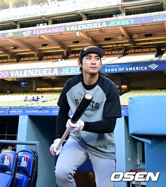 [OSEN=다저스타디움(LA 미국 캘리포니아주), 지형준 기자] 2일(한국시간) 미국 캘리포니아주 로스앤젤레스 다저스타디움에서 2024 메이저리그 LA 다저스와 샌프란시스코 자이언츠의 경기가 열렸다.샌디에이고에서 성공적으로 개막 4연전을 보낸 이정후는 이날 경기에서도 1번 중견수로 선발 라인업에 이름을 올렸다. 시즌 성적은 4경기 타율 2할8푼6리(14타수 4안타) 1홈런 4타점 1득점 OPS .868을 기록중이다.경기에 앞서 샌프란시스코 이정후가 훈련을 준비하고 있다. 2024.04.02 /jpnews@osen.co.kr