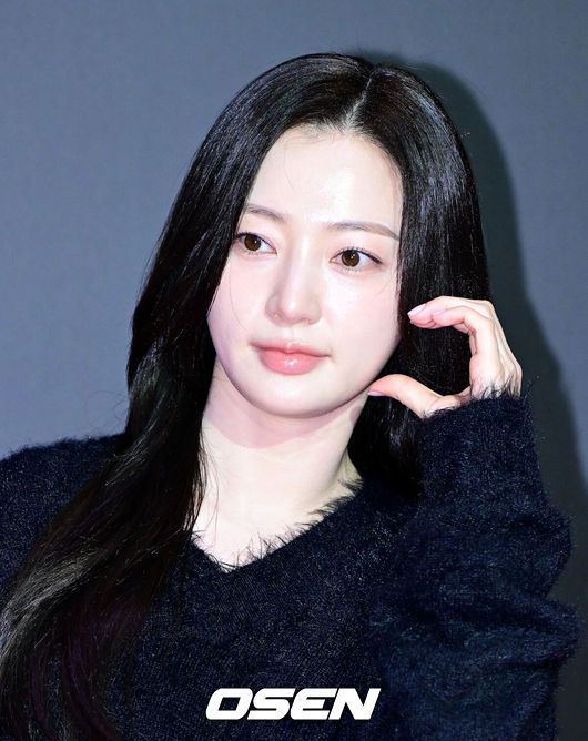 [OSEN=지형준 기자] 28일 오후 서울 청담동 CGV청담씨네시티에서 영화 '패스트 라이브즈' 스크리닝 나잇 포토월 행사가 열렸다.'패스트 라이브즈'는 서울에서 어린 시절을 보낸 나영과 해성이 24년 만에 뉴욕에서 다시 만나, 이어져온 이들의 인연을 돌아보는 운명적인 이야기를 다뤘다. 셀린 송 감독의 자전적인 이야기가 담겼다.한국계 캐나다인 셀린 송이 감독 및 각본을 맡은 첫 번째 연출작으로 미국 독립영화상인 ‘필름 인디펜던트 스피릿 어워즈’에서 작품상과 감독상 수상했다. 또한 제96회 아카데미 시상식 각본상 부문 후보로 올랐다.배우 송하윤이 포토타임을 하고 있다. 2024.02.28 /jpnews@osen.co.kr