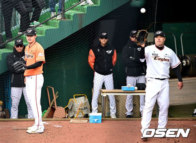 [OSEN=대전, 최규한 기자] 자체 평가전을 앞두고 한화 선발 류현진과 문동주가 불펜에서 몸을 풀고 있다. 2024.03.07 / dreamer@osen.co.kr