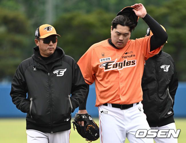 [OSEN=조은정 기자] 한화 류현진(오른쪽)이 라이브 피칭을 마친 뒤 최원호 감독과 대화를 하고 있다. 2024.03.02 /cej@osen.co.kr