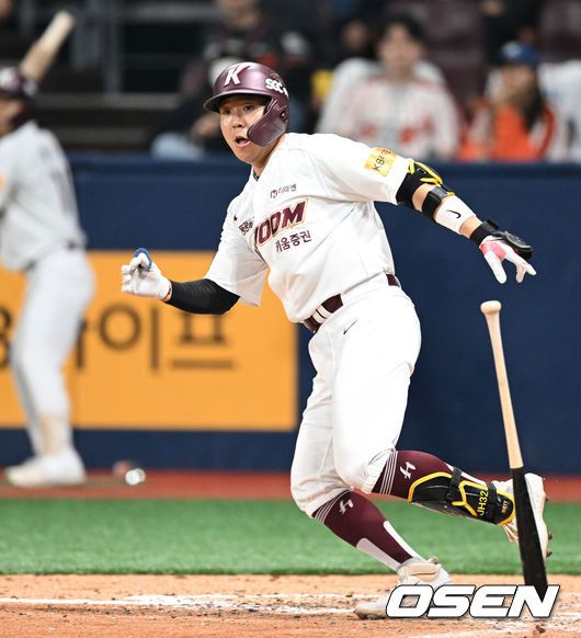 [OSEN=고척, 이대선 기자] 5일 오후 서울 고척스카이돔에서 2024 신한 SOL Bank KBO리그 키움 히어로즈와 한화 이글스의 경기가 열렸다.키움은 하영민, 한화는 류현진을 5일 선발 투수로 내세운다.5회말 1사 1,3루에서 키움 김재현이 좌전 적시 2루타를 치고 있다. 2024.04.05 /sunday@osen.co.kr