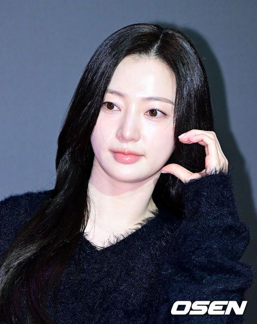 [OSEN=민경훈 기자]김동희가 입장하며 포즈를 취하고 있다./rumi@osen.co.kr