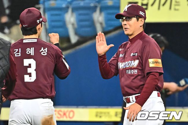 [OSEN=대구, 이석우 기자]키움 히어로즈 홍원기 감독이 삼성 라이온즈에 8-3으로 승리한 후 미소짓고 있다. 2024.04.02 / foto0307@osen.co.kr