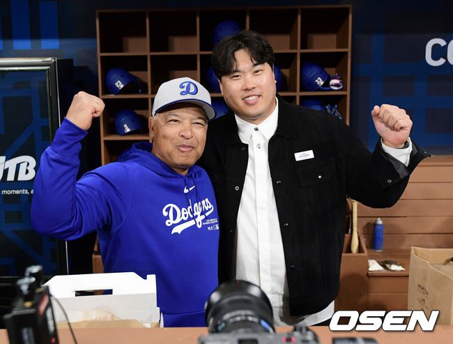 [OSEN=고척, 지형준 기자] 한화 류현진(오른쪽)이 20일 서울 고척스카이돔에서 열린‘MLB 월드투어 서울 시리즈’LA 다저스와 샌디에이고 파드리스의 개막전을 앞두고 데이브 로버츠 다저스 감독을 만나 포즈를 취하고 있다. 2024.03.20 /jpnews@osen.co.kr