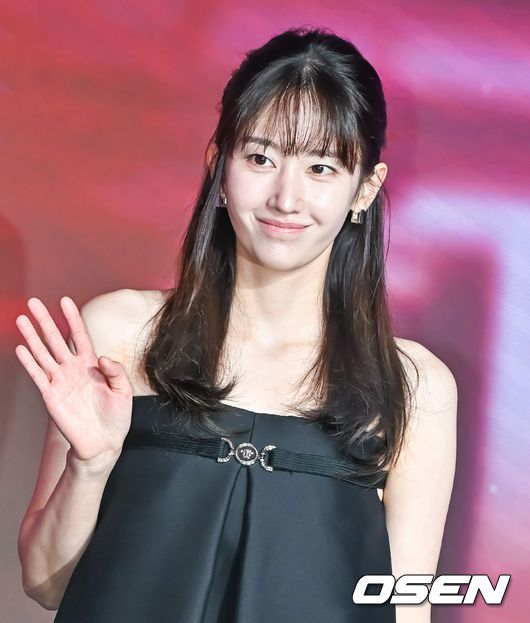 [OSEN=박준형 기자] 25일 오후 서울 마포구 호텔 나루에서 넷플릭스(Netflix) 영화 ‘발레리나’(감독 이충현) 제작보고회가 진행됐다.영화 '발레리나'는 경호원 출신 옥주(전종서 분)가 소중한 친구 민희(박유림 분)를 죽음으로 몰아간 최프로(김지훈 분)를 쫓으며 펼치는 아름답고 무자비한 감성 액션 복수극으로 오늘 10월 6일 공개된다.배우 전종서가 포즈를 취하고 있다 2023.09.25  / soul1014@osen.co.kr