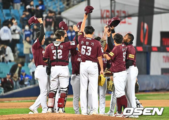 [OSEN=대구, 이석우 기자]키움 히어로즈 선수들이 삼성 라이온즈에 10-1로 승리한 후 기뻐하고 있다. 2024.04.04 / foto0307@osen.co.kr