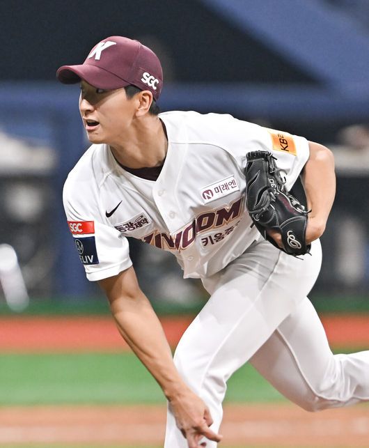 [OSEN=고척, 박준형 기자]  6일 서울 고척스카이돔에서 ‘2024 신한 SOL BANK KBO리그’ 키움 히어로즈와 한화 이글스의 경기가 진행됐다.이날 키움은 헤이수스(1승 1패)를, 한화는 페냐(2승)를 선발투수로 내세웠다.7회초 키움 주승우가 역투하고 있다. 2024.04.06 / soul1014@osen.co.kr