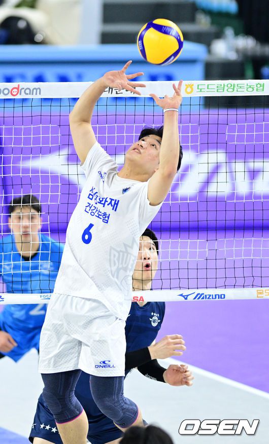 [OSEN=인천, 최규한 기자] 23일 오후 인천 계양체육관에서 ‘도드람 2023-2024 V리그’ 남자부 대한항공과 삼성화재의 경기가 열렸다.1세트, 삼성화재 세터 이재현이 토스를 올리고 있다. 2024.02.23 / dreamer@osen.co.kr