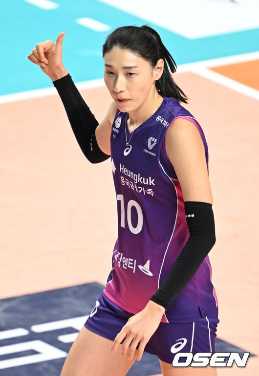 [OSEN=장충, 김성락 기자] 2일 오후 서울 중구 장충체육관에서 도드람 2023-2024 V리그 여자부 GS칼텍스와 흥국생명의 경기가 열렸다. 1세트 흥국생명 김연경이 득점에 기뻐하고 있다. 2024.02.02 / ksl0919@osen.co.kr