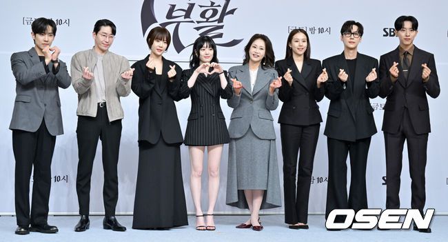 [OSEN=조은정 기자]SBS ‘7인의 부활’ 제작발표회가 27일 오후 서울 양천구 SBS에서 열렸다.오는29일첫 방송되는SBS새 금토드라마‘7인의 부활’(연출 오준혁·오송희,극본 김순옥)은 리셋된 복수의 판,다시 태어난7인의 처절하고도 강렬한 공조를 그린다.배우 배우 이준, 엄기준, 황정음, 이유비, 신은경, 조윤희, 윤종훈, 이정신이 포즈를 취하고 있다. 2024.03.27 / cej@osen.co.kr