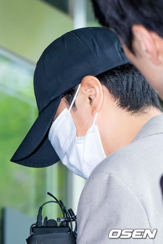 [OSEN=민경훈 기자] 음주운전 혐의로 재판에 넘겨진 그룹 신화 멤버 신혜성의 선고공판이 20일 오후 서울 송파구 동부지방법원에서 열렸다. 이 날 그는 징역 6개월에 집행유예 1년을 선고 받았다.신혜성은 지난해 10월 10일 밤 강남구 논현동의 한 식당에서 술을 마시고 지인과 함께 대리기사가 운전하는 차량에 탑승했다. 이후 11일 새벽 지인의 집 앞에서 대리기사가 내린 뒤 만취 상태로 13km가량 차를 운전해 송파구 탄천2교 인근 도로에 정차하고 잠이 들었다가 시민의 신고를 받고 출동한 경찰에게 적발됐다.가수 신혜성이 공판을 위해 법원으로 입장하고 있다. 2023.04.20 / rumi@osen.co.kr