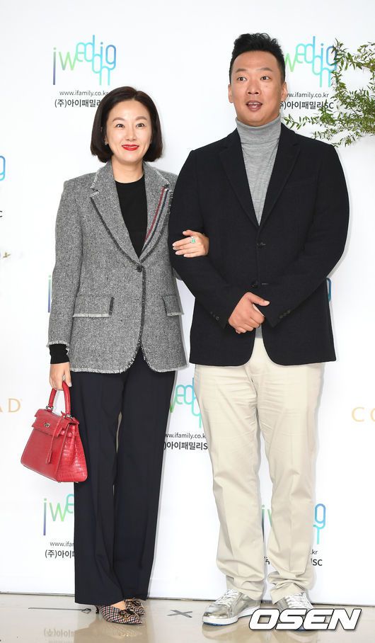 [OSEN=곽영래 기자] 28일 오후 서울 여의도 콘래드호텔에서 개그맨 유상무와 작곡가 김연지의 결혼식이 열렸다.하객으로 참석한 개그맨 김지혜, 박준형 부부가 포토타임을 갖고 있다. / youngrae@osen.co.kr