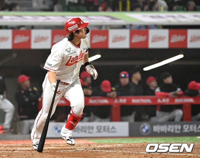 [OSEN=인천, 이대선 기자] SSG 랜더스 최정이 극적인 홈런으로 KBO리그 역대 최다홈런 타이를 기록했다. SSG는 최정의 홈런에 힘입어 짜릿한 끝내기 승리를 거뒀다.SSG는 16일 인천 SSG랜더스필드에서 열린 ‘2024 신한은행 SOL Bank KBO리그’ SSG 랜더스와의 경기에서 6-4로 승리했다. 6연승을 달리던 KIA를 꺾고 3연승을 질주했다.9회말 2사에서 SSG 최정이 동점 홈런을 치고 그라운드를 돌고 있다. 2024.04.16 /sunday@osen.co.kr