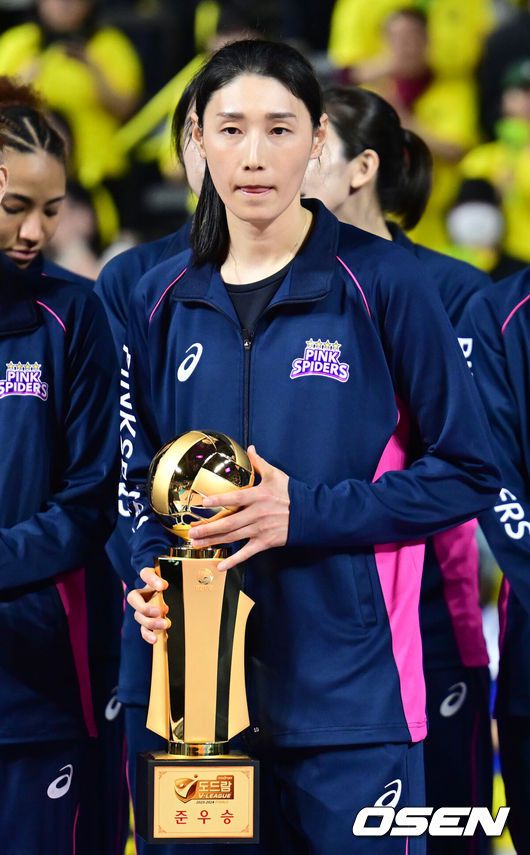 [OSEN=인천, 김성락 기자] 여자 프로배구 현대건설이 드디어 V리그 정상의 자리에 올랐다. 현대건설은 1일 오후 인천 부평구 인천삼산월드체육관에서 열린 ‘도드람 2023~2024 V-리그’ 여자부 챔피언결정전 3차전 경기에서 흥국생명을 세트 스코어 3-2(22-25 25-17 23-25 25-23 15-7)로 꺾고 승리했다. 현대건설은 챔피언결정전 1-3차전 모두 풀세트 혈전 끝에 지난 2010-2011시즌 이후 13년 만에 통합우승을 달성했다.경기 종료 후 흥국생명 김연경이 준우승 트로피를 들고 기념촬영을 하고 있다. 2024.04.01 /